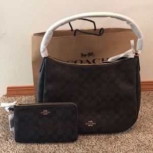 💯🆕Coach shoulder bag with large Wristlets 💯🆕